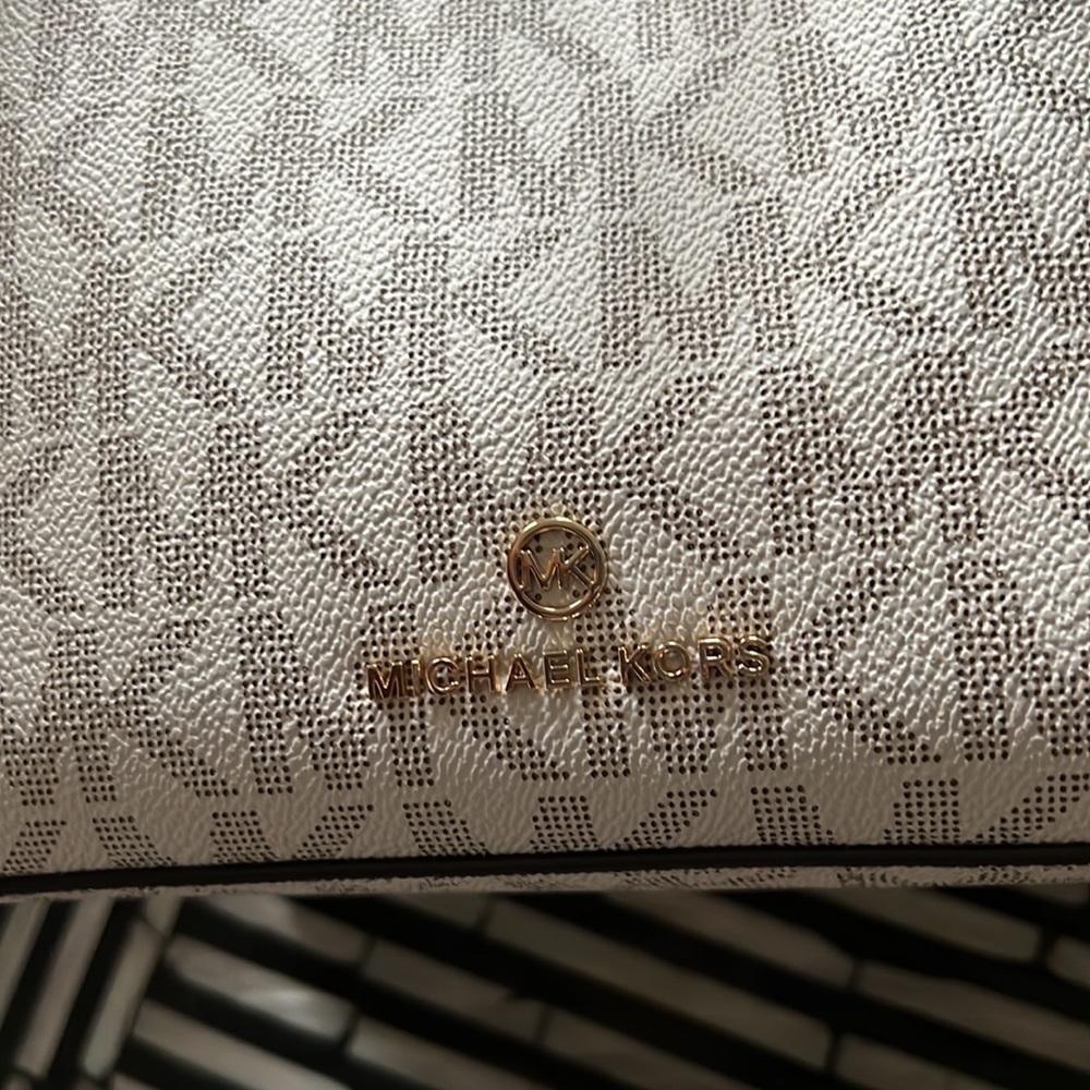 Authentic ❤️Sold❤️Michael kors SURI bag - Picture 6 of 7